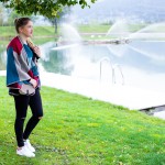 Whynot Outfitshooting auf einem Steg im See mit Cape und schwarzer Hose und Stan Smith Adidas Schuhe