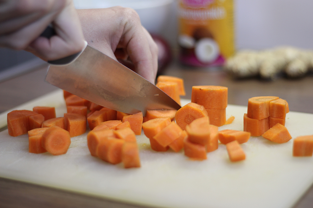 Karotten schneiden für die Kürbissuppe