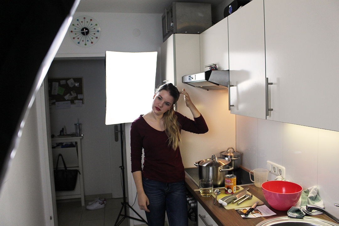 Outtake - Was mach ich hier eigentlich Blick, während die Suppe kocht