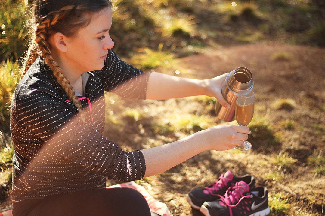 Picknick am Ingerringsee, einschenken vom Kaffee