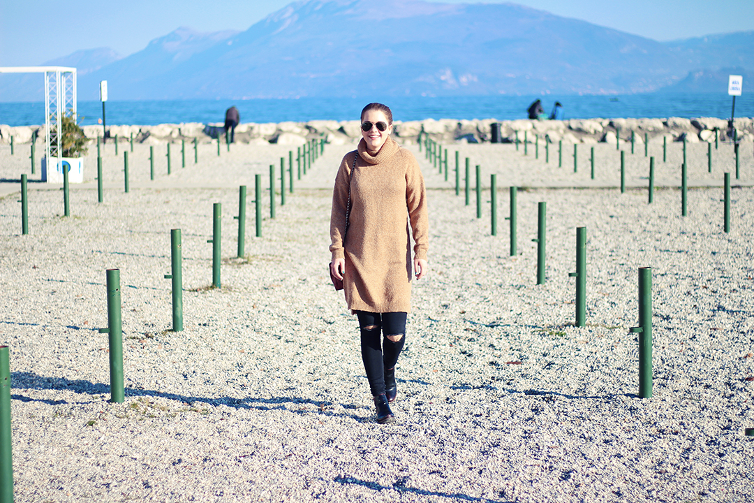 Am Gardasee mit schwarzer Hose und braunem Pullover