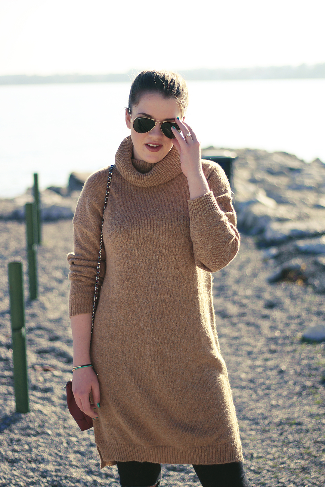 Am Gardasee mit schwarzer Hose und braunem Pullover mit Rayban Brille