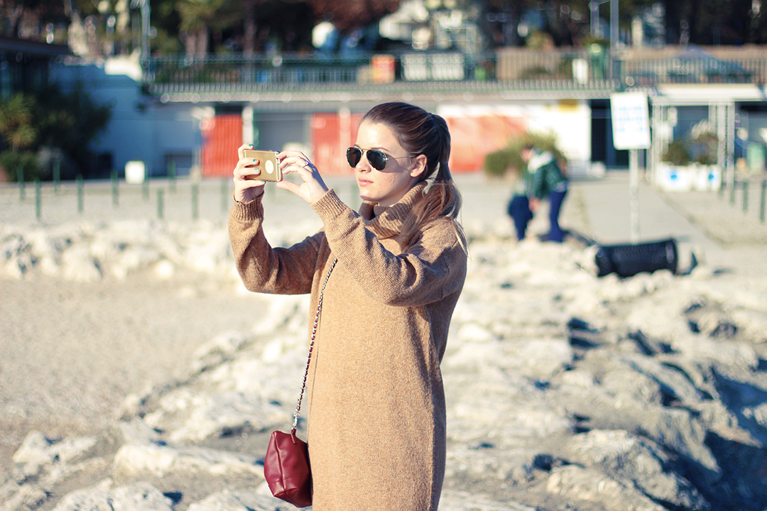 Am Gardasee mit schwarzer Hose und braunem Pullover taking a selfie