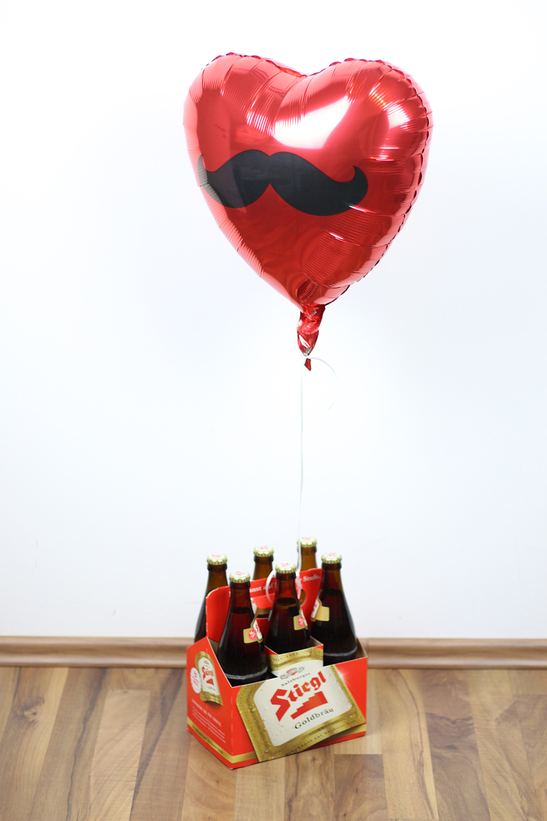 Wie man in Österreich danke sagt, Stiegelbier mit Luftballoon
