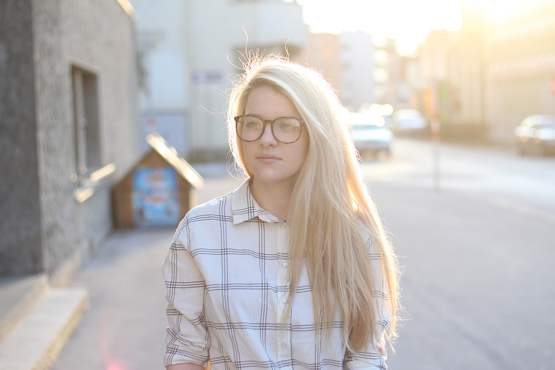 Frühlingsoutfit in Blue Jeans, Karo Hemd und OBag Tasche