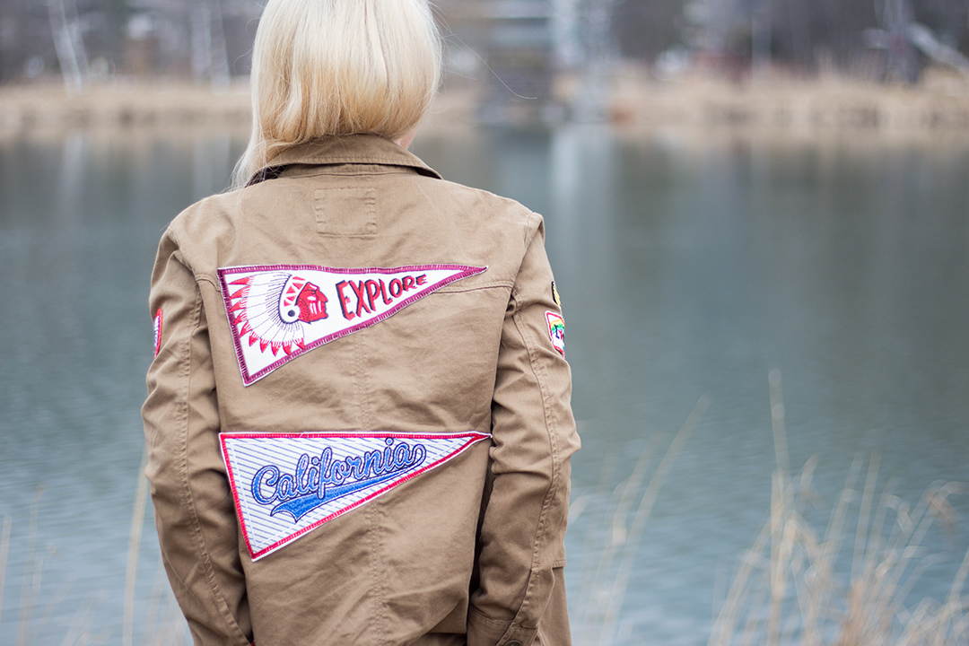 Grüne Patches Jacke mit blauer Jeans und Stand Smith Sneaker