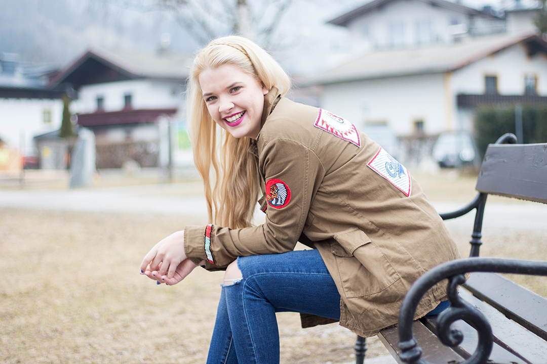 Grüne Patches Jacke mit blauer Jeans und Stand Smith Sneaker