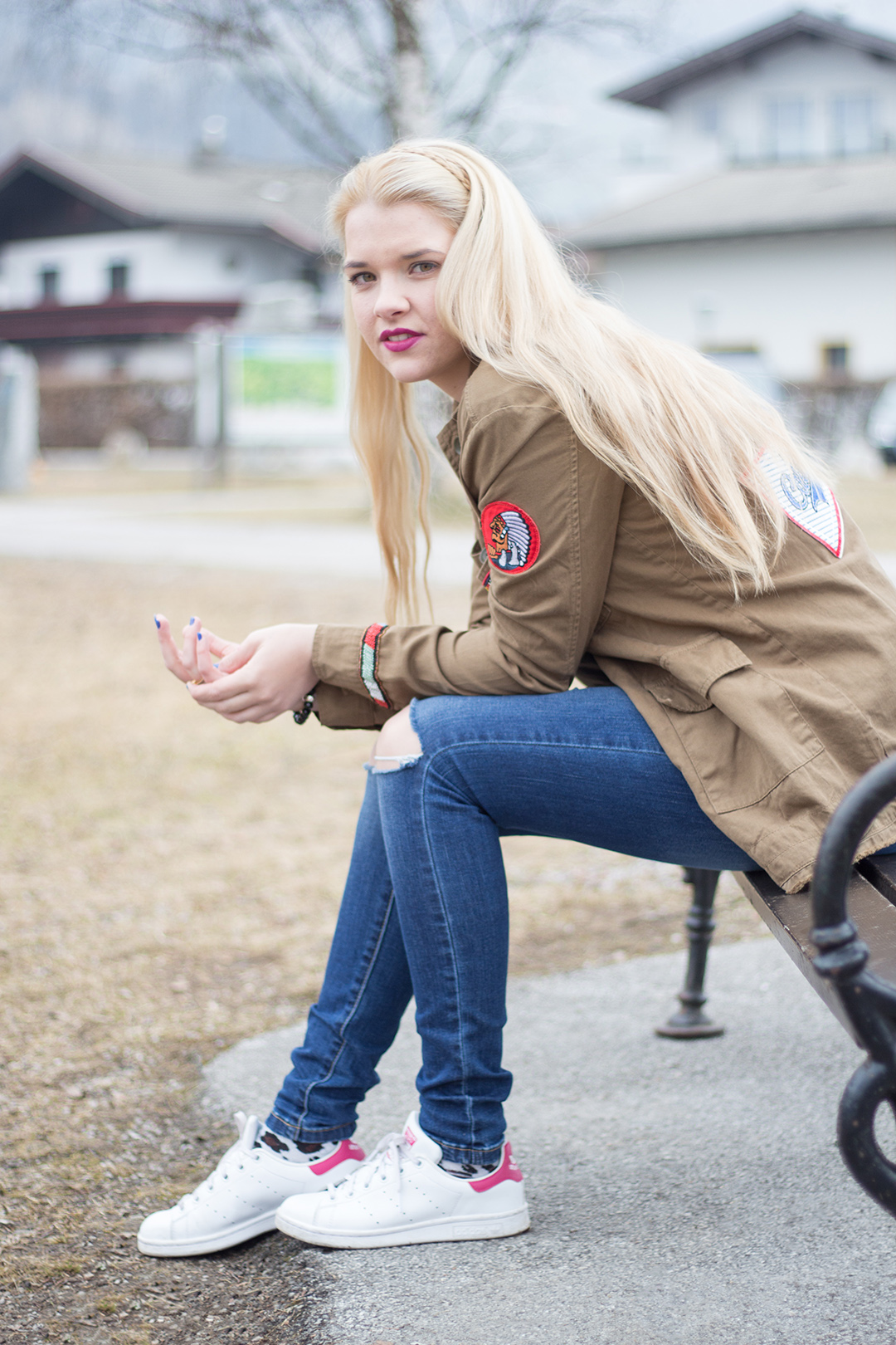 Grüne Patches Jacke mit blauer Jeans und Stand Smith Sneaker