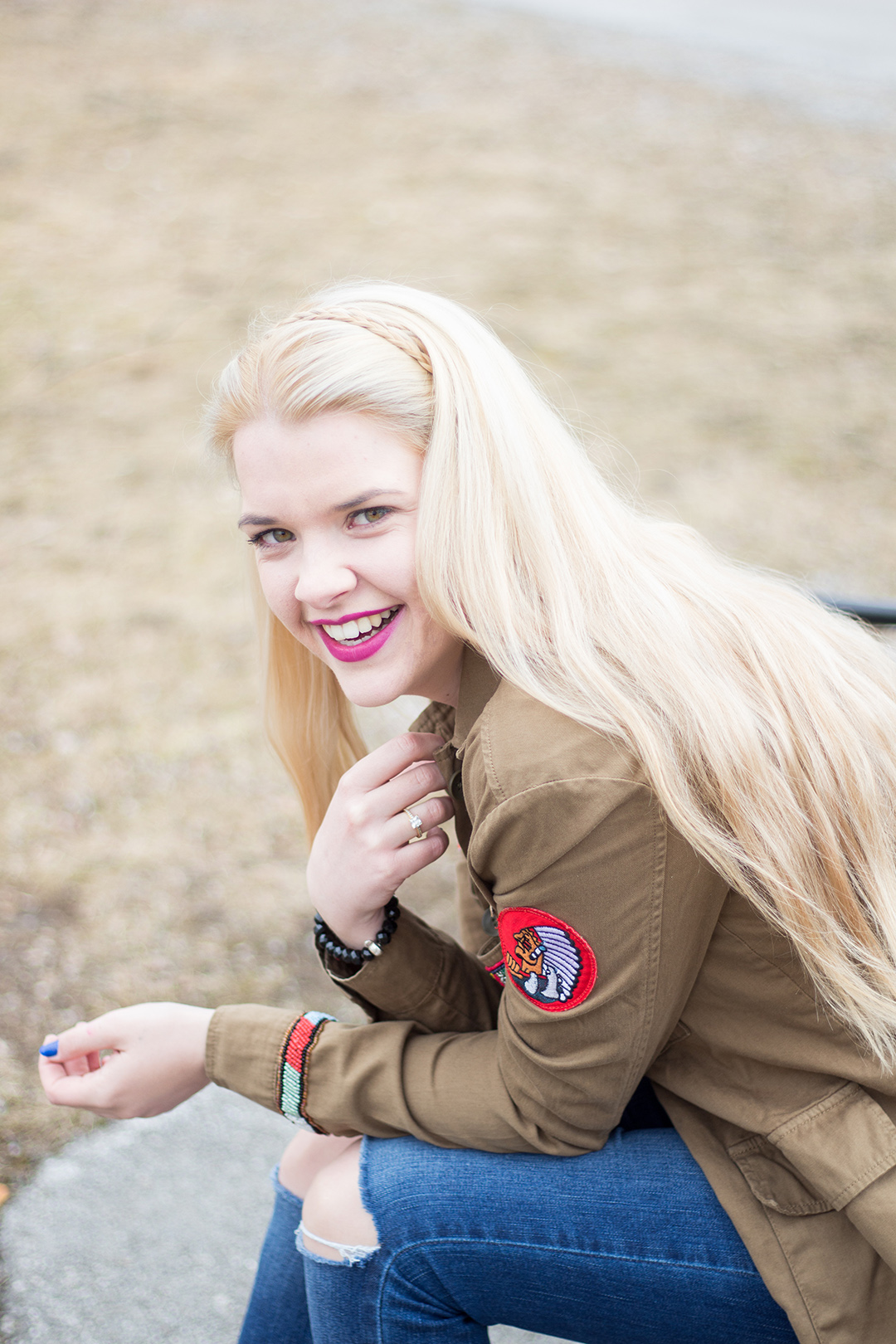 Grüne Patches Jacke mit blauer Jeans und Stand Smith Sneaker