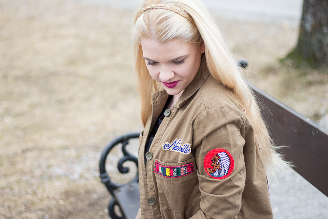 Grüne Patches Jacke mit blauer Jeans und Stand Smith Sneaker