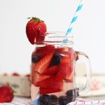 Wasser mit Beeren und Minze versetzt