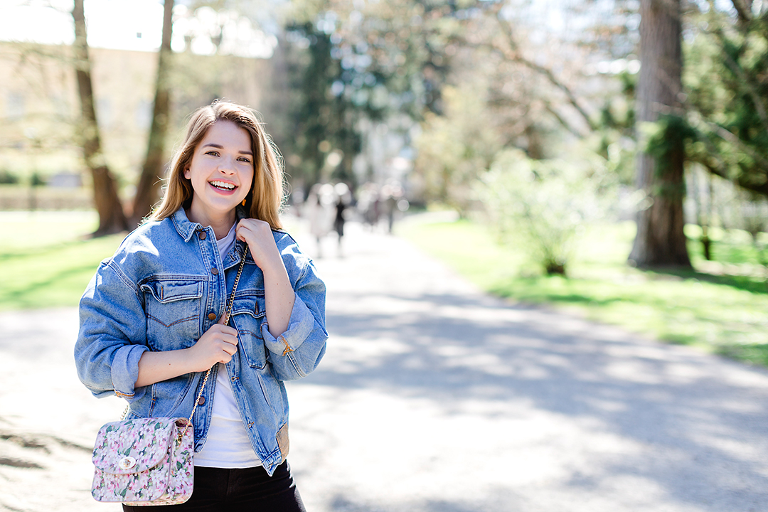 Jeansjacke und schwarze Skinni Jean