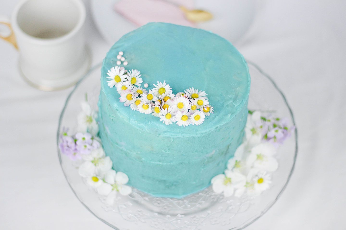 Torte mit Gänseblümchen