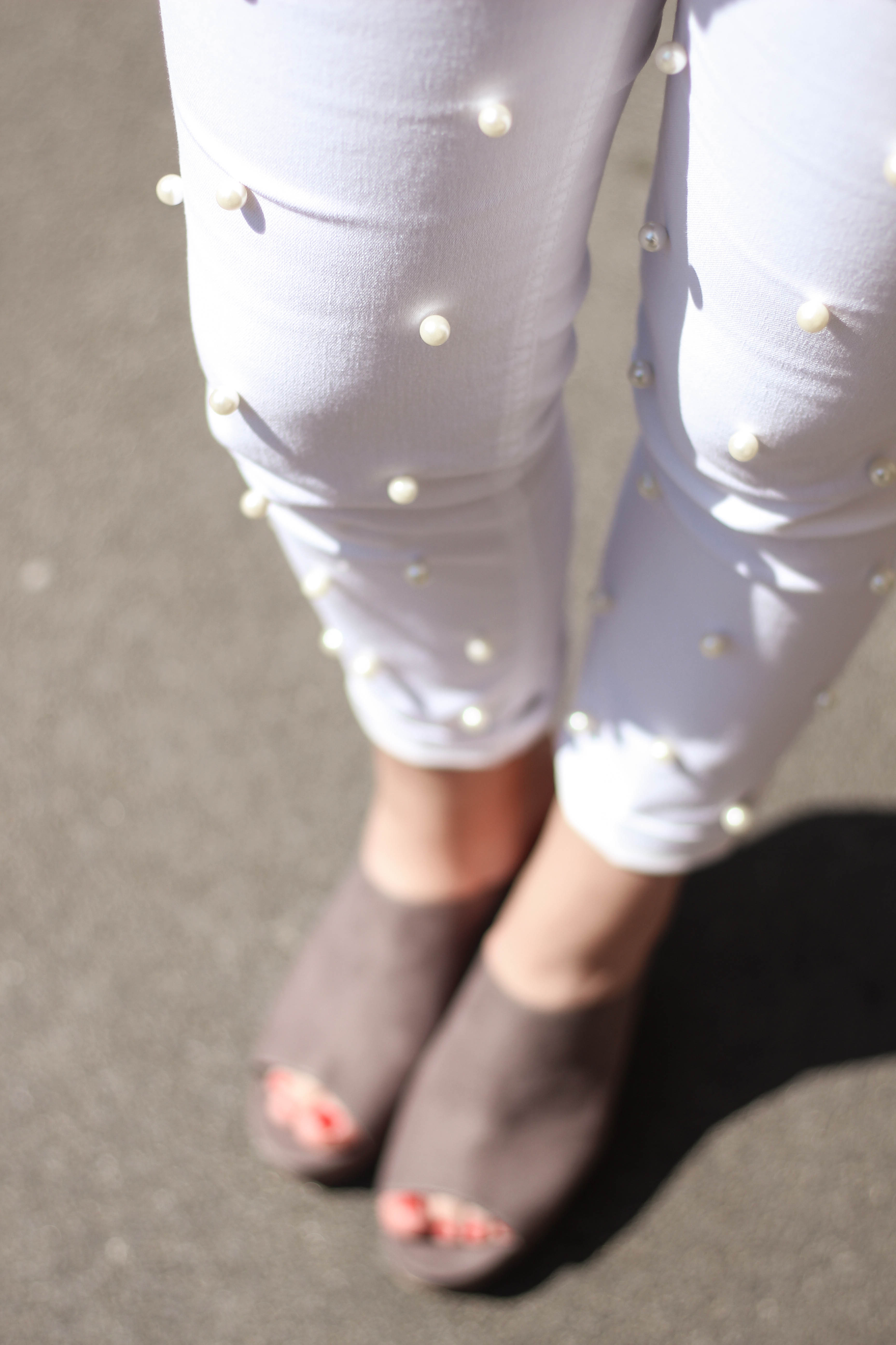 weiße Hose mit Perlen