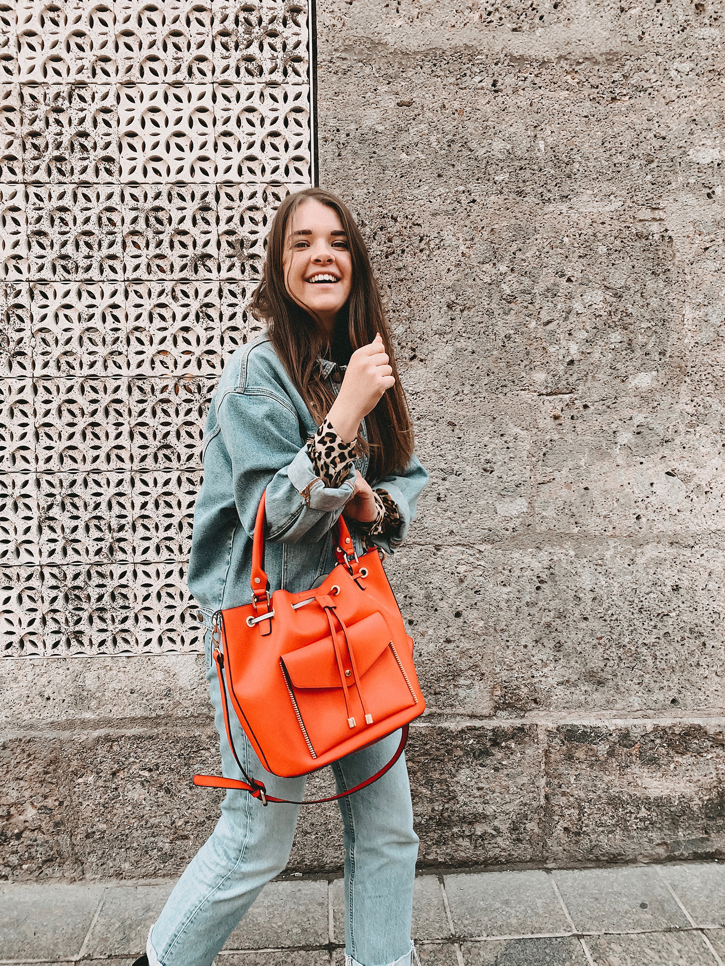 Jeans auf Jeans mit roter Tasche